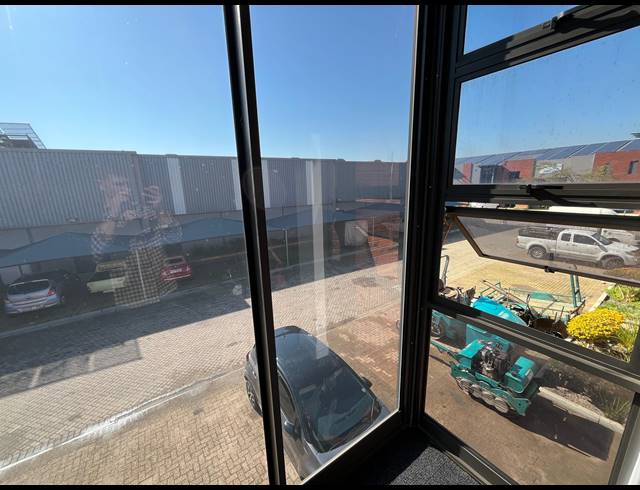302M² WAREHOUSE TO LET IN STIKLAND INDUSTRIAL